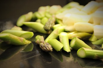Spargel: weiß und grün