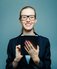 Frau mit Tablet