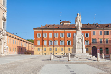 Piazza Roma and monument to Vincenzo Borelli, Modena