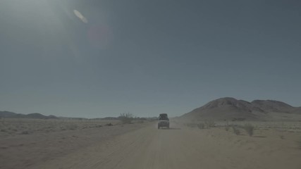 4x4 sur une route du désert