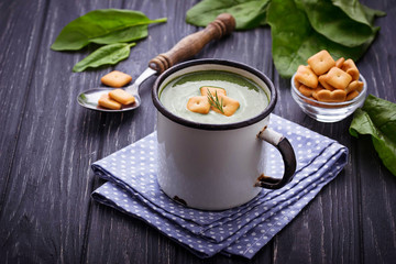 Spinach cream soup with croutons