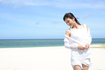 Fototapeta na wymiar 沖縄の海で寛ぐ女性