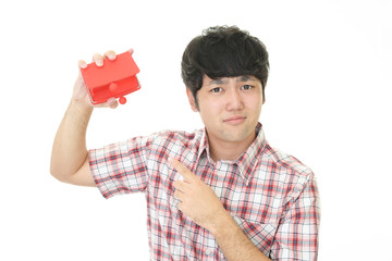 財布を持つ男性