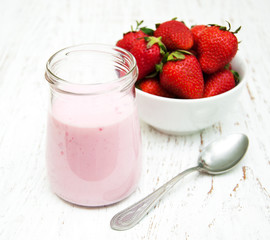Strawberry yogurt with fresh strawberries