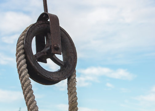 Polea con cuerda y cielo azul