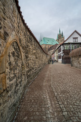 Stiftsgasse und Dom in Erfurt, Thüringen