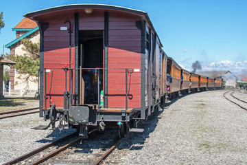 Fototapeta na wymiar Train de voyageurs à vapeur en gare, monument historique, Baie de Somme, Picardie, France