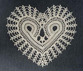 Häkeln – Deckchen als Gehäkeltes Herz auf grauem Gewebe
Crochet - doily as a heart on gray...