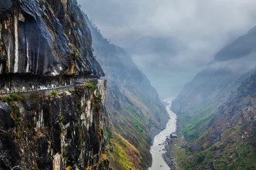 Tuinposter Himalaya Auto op de weg in de Himalaya