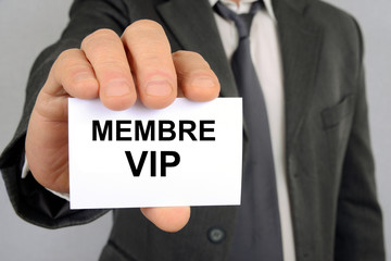 Homme tenant une carte de membre VIP
