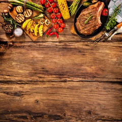 Poster Rindersteak mit gegrilltem Gemüse auf Holz © Alexander Raths