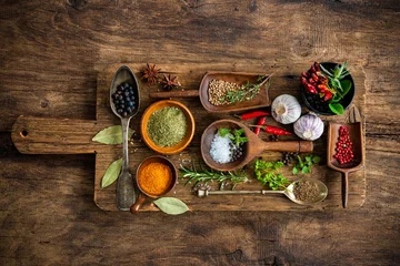 Photo sur Plexiglas Aromatique Colorful spices on wooden table