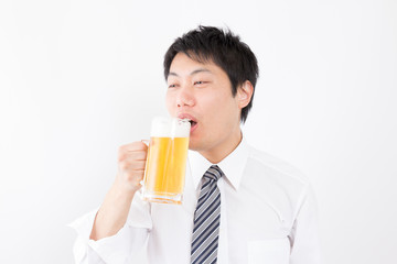 ビールを飲む男性