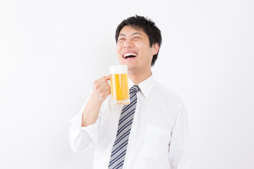 ビールを飲む男性