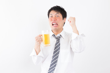 ビールを飲む男性