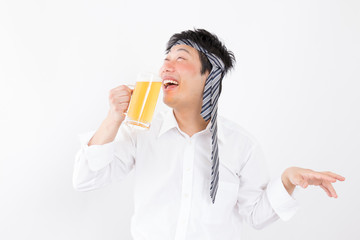 ビールを飲む男性