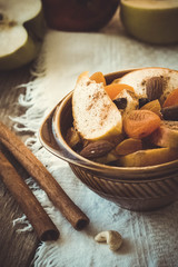 apples with cinnamon and dried fruits