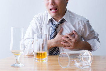 ビールを飲む男性