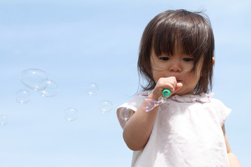 シャボン玉で遊ぶ幼児(1歳児)