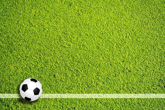 Fußball auf grünem Rasen mit Seitenlinie