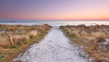 Strandübergang mit Sand und Dünen zum Sonnenaufgang