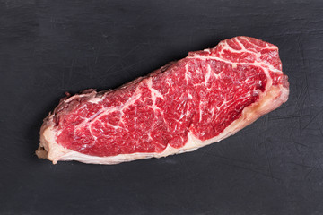 Entrecot sobre pizarra negra. Vista superior