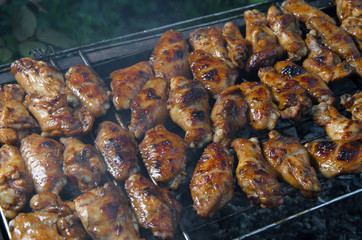 grilled chicken wings on the grill grate