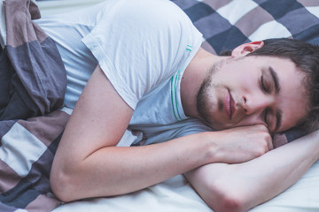 Mann schl&auml;ft in Bett