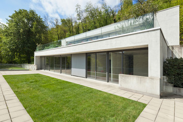 Fototapeta na wymiar concrete house with green lawn