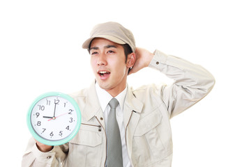 疲れた表情の労働者