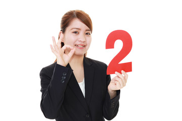 数字を持つ笑顔の女性