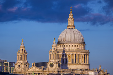 Obraz premium London, England - St.Paul's Cathedral at sunset with clear blue sky