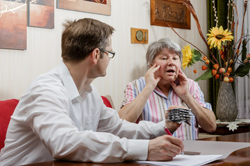 Seniorin ist erschrocken über die Menge an Medikamenten