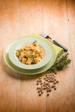 paste with chickpeas and rosemary