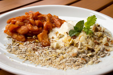 Sojajoghurt mit karamelisierten Früchten