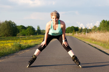 junge Frau fährt Skater