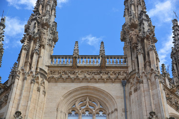 Fototapeta na wymiar ornamentos de las torres de la Catedral de Burgos