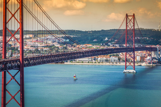 Fototapeta The 25 de Abril Bridge is a bridge connecting the city of Lisbon