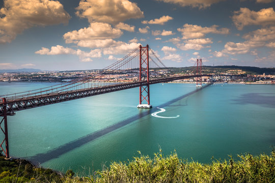 Fototapeta The 25 de Abril Bridge is a bridge connecting the city of Lisbon