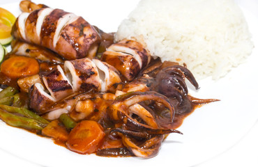 squid grilled with vegetables in tomato sauce
