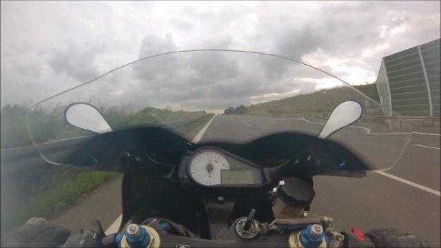 Motorradfahrt auf einer Autobahn HD