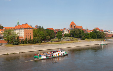 Widok z mostu na panoramę Torunia, rejs statkiem po Wiśle, 
Panorama of Torun - Vistula river, Poland  - obrazy, fototapety, plakaty