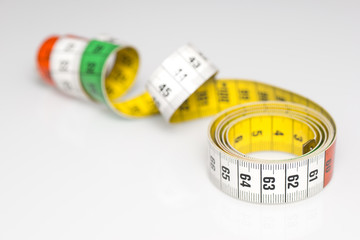 Ma&szlig;band halbgerollt mit geringer Sch&auml;rfentiefe in Diagonale