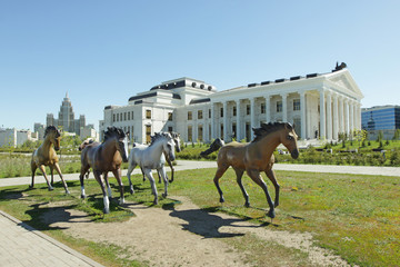 urban sculpture, outdoor, horse