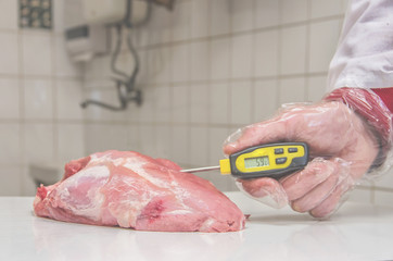 Measuring the temperature of raw meat at market