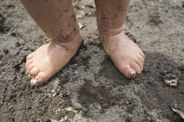 砂遊びをする赤ちゃんの足