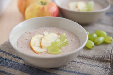 Porridge mit Früchten