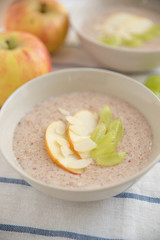 Porridge mit Früchten