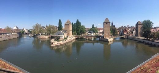 Fototapeta na wymiar Panorama über Strasbourg, vorne die Ill, dann die Wachtürme mit den Ponts-Couverts, dahinter liegt Petite France und das Liebfrauen Münster