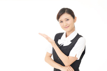 案内する笑顔のビジネスウーマン